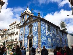 ポルト市内のアズレージョが素晴らしい建物と言ったら、ここを紹介しないわけにはいきません!　実は宿泊していたアパートメントホテルは、この教会の2軒お隣だったんです!

アルマス聖堂は、サンタ・カタリーナ通りにあり、ボリャオン市場の地上出口の目の前に建つ教会。　19世紀のアズレージョで覆われた外観がとにかく素晴らしい!!　何気に、ポルトで1番美しい建物だと感じたかも。