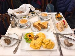 私はオムレツを、母はサンドイッチを注文。　オムレツがすっごいボリュームでビックリ!!　食後のカフェラテまで美味しく頂きました。

セレブな朝食でお腹いっぱいになった後は、またサンタ・カタリーナ通りをお散歩♪