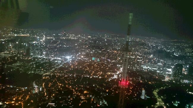 皆様ご存知の、お手洗い個室からの景色です。"(-""-)"<br />