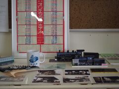 1ヶ所目の見学場所「釧路製作所」。
こちらの会社には、近代化産業遺産「雄別炭礦鉄道車両(8722号)」が展示されています。
この車両は、釧路～雄別炭山間の石炭輸送に活躍しましたが、同鉄道の廃止後に、関連会社であったここ釧路製作所に引き取られ保存されることになりました。

8722号やその他鉄道関連のグッズも販売されています。