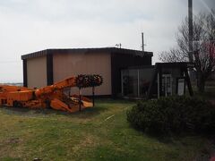 「旧太平洋炭礦　炭鉱展示館」
http://www.city.kushiro.lg.jp/sangyou/b_shien/sangyou/tankou/page00006.html

「釧路炭田は1857年（江戸時代）に採掘が開始され、北海道では石狩炭田に次ぐ規模を誇る炭田であり、閉山や事業譲渡などを経て1920年（大正9年）から太平洋炭礦が設立、石炭採掘事業を継承。80年にわたって石炭を採掘。
政府の石炭政策などを原因として事業の継続が困難となった釧路炭田の他の炭鉱が閉山していき、太平洋炭鉱が釧路炭田の最後の炭鉱となる。
オイルショックで石炭の取引量が急増し、資源としての石炭の見直しが進むかと思われたものの、石炭の海外からの輸入への切り換えが図られ、国内の炭鉱経営のコスト削減が求められる。さらに2001年2月に炭鉱内で発生した自然発火事故により年間石炭生産量が目標を大幅に下回り、決算に打撃を与える。そして2002年に太平洋炭鉱も閉山。
その後、地元企業の出資を得て釧路コールマインが設立し、太平洋炭鉱の事業を継承している。
太平洋炭礦（株）の操業から閉山までの82年間の石炭総生産量は約1億トン。事業を継承した釧路コールマインによる太平洋炭鉱の年間石炭生産量は55万トン。」
