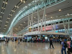 帰りは貴陽の空港からなんで、
長沙の空港はもう来ることはしばらくなさそう。
出発ロビーに上がって見物してみました。
結構大きな空港で、カウンターが並んでいました。