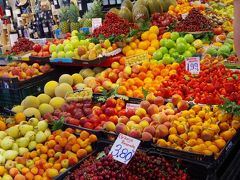 色とりどりのフルーツが売ってて、美味しそうですね!