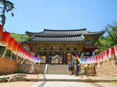 国南東部は歴史的に仏教が栄えていた地域で、今も有名な寺社が多く残されています。
そのひとつの梵魚寺（ポモサ）は釜山市の北部、ハイキングコースとして四季を通じて人気のある金井山（クムジョンサン）の中腹にあります。
天上の魚が棲んでいたことなどに因んで「梵魚寺」と名付けられたこの寺は、韓国禅宗の総本山であり、約1300年前の新羅時代に高僧義湘によって建立されました。

アクセスは、地下鉄1号線の梵魚寺（ポモサ）駅からバスで約15分です。

http://4travel.jp/travelogue/11238638