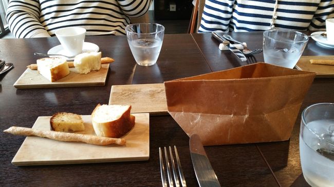 奥のパンはしっとりしたキッッシュのような食べごたえがあります。