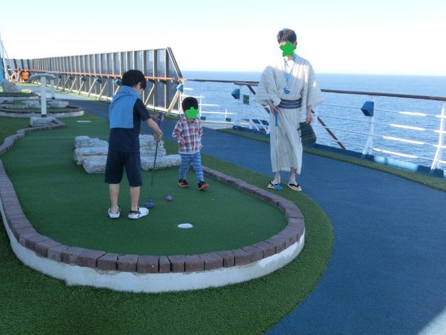 お父さんは浴衣で朝からくつろぎモードです。子どもたちはパターゴルフに夢中です。普段は子供と一緒にいる時間が少ない分、子どもと一緒に過ごせる時間は嬉しいですね。