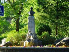 ムーアの泉のすぐ近くには、何体かの彫刻を発見!

Anjos Teixeiraという親子の彫刻家による作品が道路上に展示されていて、なかなかステキでした。　