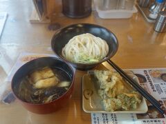 計画の時は箭弓稲荷でお参りしてぼたんをみて
東松山で食事をする予定でした。
花が少なかったこともあり予定より箭弓稲荷の滞在時間が短くなったので
予定を変更してバスに乗った目的はこちら四方吉うどん。
美味しいうどん屋さんとのこと。
こちらのうどん屋さんに寄らなければバスは久米田で降りた方が
吉見観音には近いです。

きのこ汁並を注文。
天ぷらはマイタケとちくわを頼んで友達と１こずつ。
のど越しが良いけどコシもあっておいしいうどん。
でも天ぷらが安い割にはうどんはそれほど安くはないね～なんて話していた。
