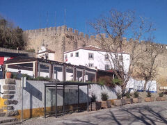 祝日はバスの本数が少なく、12:45のバスを逃すと次は2時間後の14:45だったのでもうバスでリスボンに戻りました。約2時間のオビドス滞在でした。
小さな町なので町を端から端までみてもそんなに時間はかからない。行きのバスが一緒だった人はみんな帰りも同じバスかなと思っていましたが誰もいませんでした。

みんなもっと滞在してたのか、それとも逆方面のカルダス・ダ・ライーニャに行ったのか？