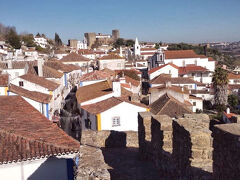 オビドスの旧市街はぐるっと城壁に囲まれています。まずは旧市街の東側を北に向かって進みました。