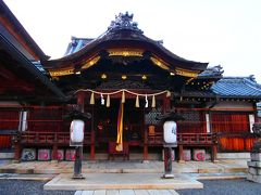 豊国神社。
太閤さんの遺徳を偲んで町衆が建立した神社で、徳川政権下だったので表向きは恵比寿宮でも奥に秀吉公の神霊を祀っていたそうです。
太閤さんにご挨拶しました。
