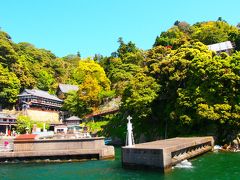 竹生島に上陸です。
本当に小さな島にお寺と神社が美しい。