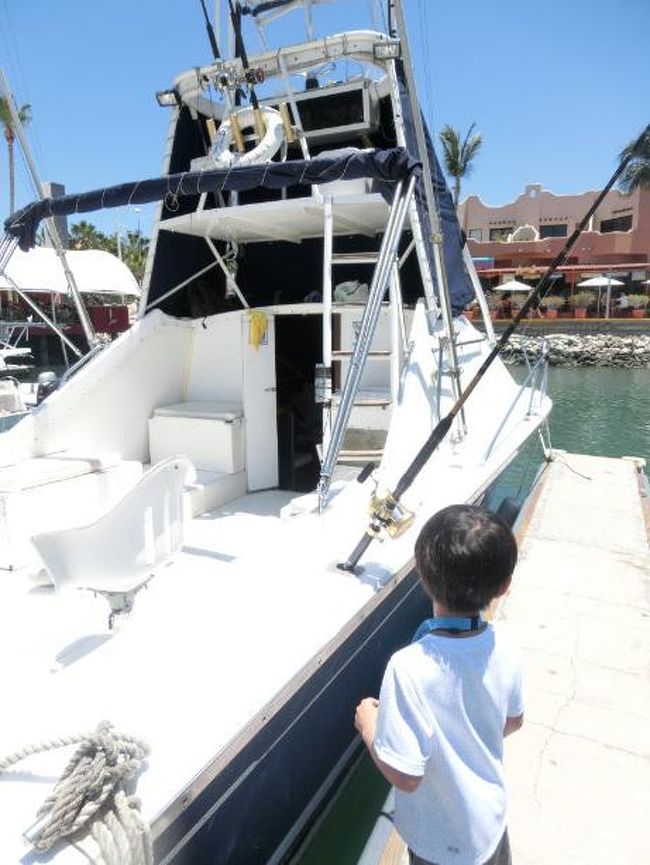 テンダーボートが着岸した場所から、トローリングのボートが停泊している場所までは歩いたら20分というので、タクシーで向かいました。チップ込みでアメリカドル15ドル。他には自転車タクシーもありましたが、車のタクシーと値段が同じだったので却下です。<br />