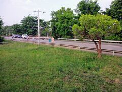 橋を汽車が通る時は、自動車は止められます。