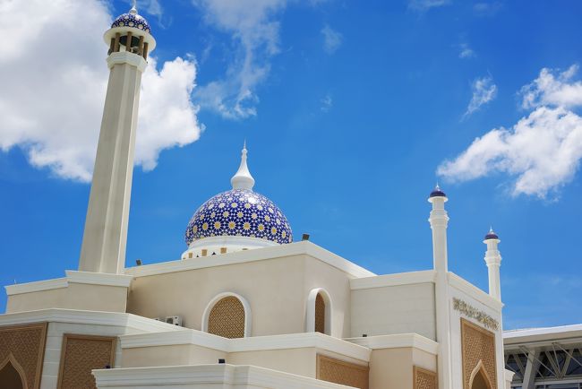 空港に向かう車中でモスクが見えたので、行って見ました。<br /><br />空港に近いなと思いましたが、なんと空港の敷地内にありました～。<br /><br />こじんまりとしていましたが、ラピスラズリのようなきれいな青が<br /><br />空に映えて、きれいでした。
