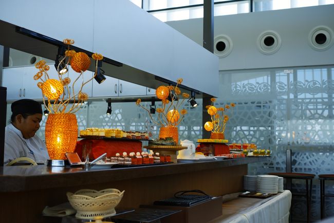 店内は非常にキレイ。ホスピタリティもすばらしいです。<br /><br />現地の伝統的な料理が食べたい旨を伝え、ブッフェスタイルでオーダー。<br /><br /><br />このカウンターの裏手にはスープや野菜、アンブヤ（サゴヤシのでんぷんに<br /><br />熱湯を加えて混ぜたもの）があり、手前側にはフルーツやスイーツが整然と<br /><br />並んでおり、このカウンターの奥には、メインディッシュが7種類程<br /><br />ズラリと並んでいました。<br /><br />デジカメで写真撮るのは、何だか気が引けて撮ってません～。