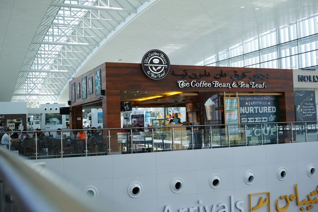 もちろん時間制限もなく、食べ物いっぱいなので、<br /><br />食べては休み、食べては休みを繰り返し、15：30頃まで居ました～。<br /><br /><br />席からの眺め。Coffe Beanが見えます。<br /><br />韓国系のチェーン店ですが、結構見かけました。<br /><br />逆にスターバックスは、郊外に1件しか見ませんでした。