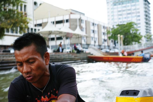 そして空港からタクシーで、市内に戻ってきました。<br /><br /><br />通称モンキーおじさんです。<br /><br />顔もろ出しですが、ご容赦ください～。<br /><br /><br />このおじさんには何度も声を掛けられながら、ツレナイ返事ばかりしてました。<br /><br />この日は世界最大の水上都市を歩きたく、ホテル近くから乗り込みました～。<br /><br /><br /><br />やはり、モンキーはどうだ？とかマングローブはどうだ？？とか聞いてきます。<br /><br />日本人的には、『そこまで言うなら…。お願いしようかな？』と<br /><br />思うのでしょうが、台湾人＋韓国人の我々はブレることはありません。<br /><br />カンポン・アイールまでの片道だけお願いしました～。<br /><br /><br /><br />※生粋の日本人ですが、間違われるのはなぜでしょうか。o(T◇T)o