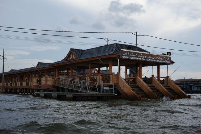 ものの数分で船着場に到着。<br /><br />手前に横つけ出来そうになってましたが、ボートの高さがないので、<br /><br />階段のところに船首を突っ込んで、半クラのような状態で、流されないように<br /><br />している間にボートから降ります。<br /><br /><br />お金を取り出そうとアタフタしてたら、グラグラ揺れたので<br /><br />ちょっと焦りました。<br /><br />お金は最初に渡しておくべきと学習しました。