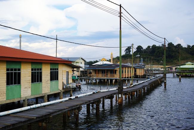 上陸してけっこう歩きました。<br /><br />よく水上で生活してるなぁ～。というのが正直な感想です。<br /><br />呑んで帰ってきたら、千鳥足で落ちること請け合いですね。<br /><br />イスラム圏で禁酒の国なので、そんな心配はありませんが、<br /><br />落っこちた人は沢山居るんじゃないでしょうかね。<br /><br /><br />遠くにモスクが見えたので、行ってみましょう。