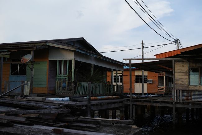 その途中の住宅はこんな感じ。船着場からはけっこう離れています。<br /><br />これが、この雰囲気が昔ながらなんだなぁ～と思いました。<br /><br />船着場周辺は新築のキレイな住宅が出来ていて、キレイで快適そうですが、<br /><br />アジアを感じるのはこちらですね。<br /><br />自家用ボートがある家もチラホラありました。