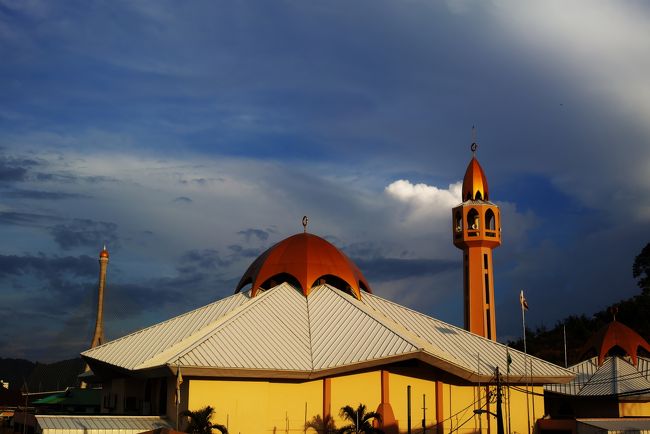 モスクに到着。<br /><br />中に入れる様子はなく、写真だけ撮りました。<br /><br />青色と黄色の補色の関係にあって、キレイでした。