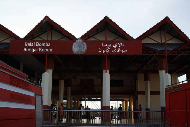 そして直ぐ近くには消防署があり、蹴鞠（けまり）のような<br /><br />スポーツをやっていました。<br /><br /><br />さすが消防士、けっこういい体してましたよ。<br /><br />これまで、お腹がダルサラ～～ムな人しか見ていなかったので、<br /><br />何だか安心しました。<br /><br /><br /><br />このあたりは屋台らしきものが数軒ありましたが…。<br /><br />夜になったら、何かやるのかも知れません。<br /><br />次回、要調査です！