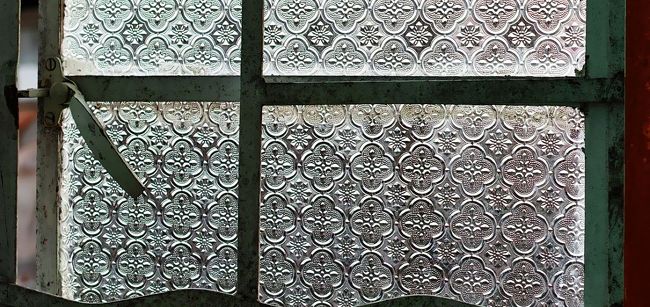 歩きつかれて入ったアイール上に建つレストランです。<br /><br />お腹は空いてないので、ドリンクだけ頂きましたが、<br /><br />それよりも窓ガラスに興味津々。<br /><br /><br />今ではこんな味のある窓、日本では見かけないです。<br /><br />幼少の頃、家の窓ガラスがこんな感じだったなぁ～と懐かしくなりました。