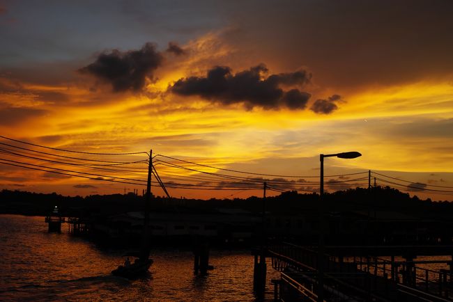 日も暮れてきて、先ほどの橋に戻ってきました。<br /><br />行った事ないので、勝手に『ベニスはこんな感じか～』と<br /><br />勝手に想いを馳せました。すばらしい風景でした。<br /><br />毎日こんな風景を見られるなんて、いいですな～。