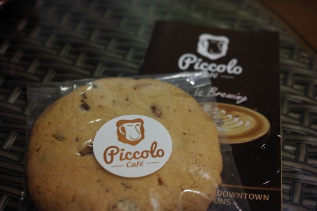 ほっとしたら、小腹が空いてPiccolo cafeに。<br /><br /><br />何度か目の前を通っているはずなのに、この日初めて気がつきました。<br /><br />数日居ると、いろんな物が見えてきますね。<br /><br /><br />翌日のウルトゥンブロン国立公園で、テングザルに会える事を祈願して、<br /><br />クッキーを頂きました～。
