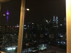 ホテルをフェデラルにしたのは、最上階にある回転レストランに来たかったからです。観光する時間はないけど、ペトロナスツインタワーやKLタワーはみたかったので、ゆっくりみるならここがいいなと思いこちらにして正解でした。
実は、夕ご飯をこちらで食べる予定でしたが、オンライントラブルでカードが使えないといわれ一度は諦めましたが、夕食後もう一度来てみて、ダメだったら明日部屋代と一緒に清算してほしい旨を伝えるとOkしてくれました。
デザートとドリンクだけでもOKで、カードもなんとかオンラインがつながり「Yes!」とレストランの方も喜んでくれました。
