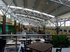 10：30のランカウイ行きの船に乗り、13:00到着予定でしたが、出港が遅れたため13:10頃ランカウイに着きました。それからマレーシアに入国し、タクシーに乗り、ランカウイ空港についてのが13：40分位でした。
ブログでイミグレーションが混むとの書き込みもありましたが、GW期間中は人も少なかったので、あまり待たずに入国できました。