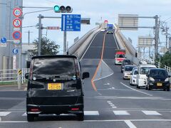 ダイハツのCMで　
すっかり有名になった　江島大橋　

一瞬　息をのむほどの　急坂

思いっきりアクセルを
踏み込みました