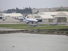 自衛隊の戦闘機も、離陸待ちの飛行機に交じって並びます。

那覇空港ならではの光景です。