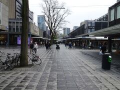 ラインバーン商店街。
世界初の歩行者天国。
しかも、設計時から車道を無くした商店街です。