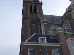 まずは、予約していたアンネフランクの家。
の隣の西教会です。85mの塔はアムステルダムで1番高いそうです。