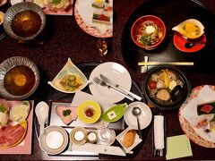 母畑温泉 八幡屋

夕食は部屋食です。

昨年度、プロが選ぶ温泉旅館 一位
コスパは大です。
夫婦だけで行くならもう少し小ぢんまりしたお宿の方が？