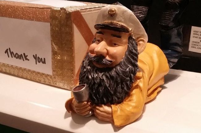 レジに居た船長さんです。<br /><br />明日のジャングル移動、よろしくお願いしま～す。<br /><br /><br />ユルい感じでいいな～。