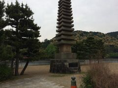 十三重石塔

中の島の塔の島にある