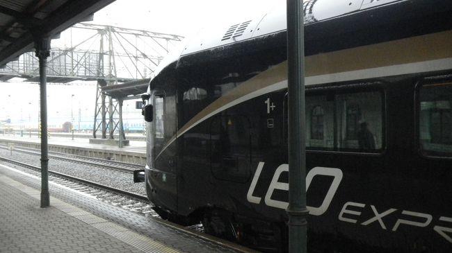 先頭がビジネスコンフォートクラス4席で<br />同じ車両だがその後ろはビジネスクラスだ。<br />次の車両からエコノミーになっていた。<br />何か別の列車かなにか、アクシデントがあって60分遅れたと<br />車内案内があって謝っていた。