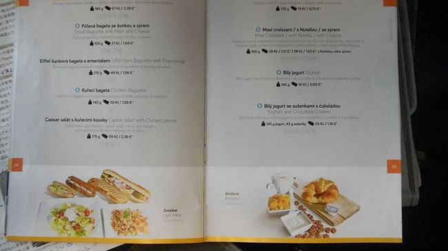 この中のメニューが無料でデザートかランチか朝食が選べた。<br />聞きに来るが人気の物から売り切れる。<br />チェコの国境で列車に乗り換えて、最大９０分遅れていたが<br />結局30分位遅れて目的地のチェコの駅に着いた。