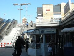 バスが2階の乗り場の時はこの階段を登って行った。
アウシュビッツに行くときも
チェコに行くLEOのバスに乗るときも登って行った。
エレベーターもあるかもしれない。
