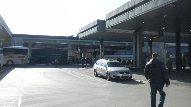 黒いLEOのチェコに行くバスは2階の奥の方にバスが停まっていた。<br />前日も同じ時間に停まっていた。<br />8割がた埋まっていた。<br />アジア系の若者カップルが乗っていた。<br />すぐに道路工事があって渋滞していたので心配した。<br />途中空港やバスターミナルにも停まった。<br />空港からアジア系の女性の友人が乗って来て<br />再会を喜んでいた。