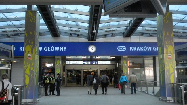 クラクフの駅の隣のショッピンセンターを入ると<br />駅に行ける。<br />何か所かあるので入る場所を間違えるとまごつくので<br />駅に到着した後、<br />どこを通ってホテルに着いたか記憶しておいた方が良い。<br />