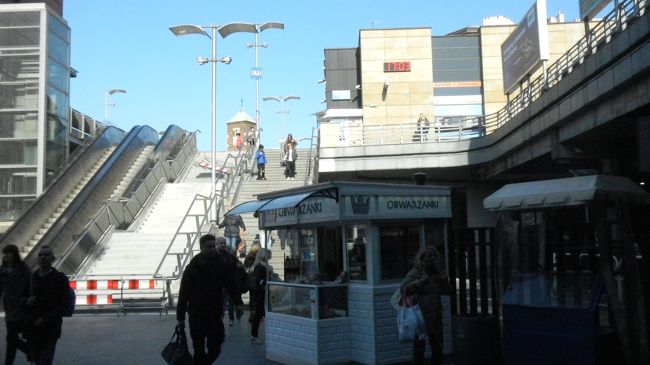 バスが2階の乗り場の時はこの階段を登って行った。<br />アウシュビッツに行くときも<br />チェコに行くLEOのバスに乗るときも登って行った。<br />エレベーターもあるかもしれない。<br />