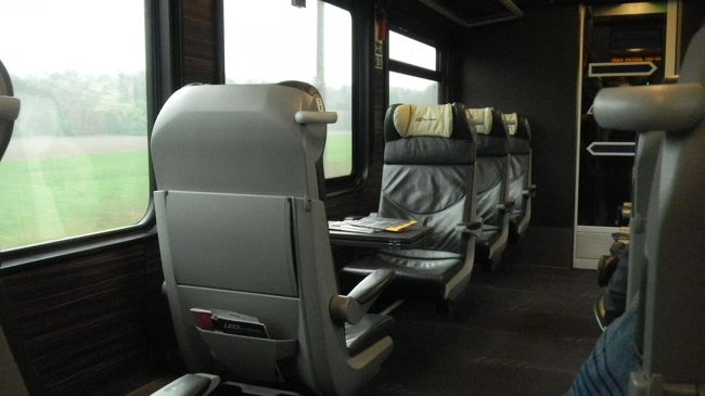 ビジネスクラスの列車。<br />右側が向かい合わせ4席と普通の2席があった。<br />飲み物水３５０ｍｌが配られ無料でビールなどは選べた。<br />又無料のランチなども選べた。<br />途中で乗ってきた方は普通に支払っていた。