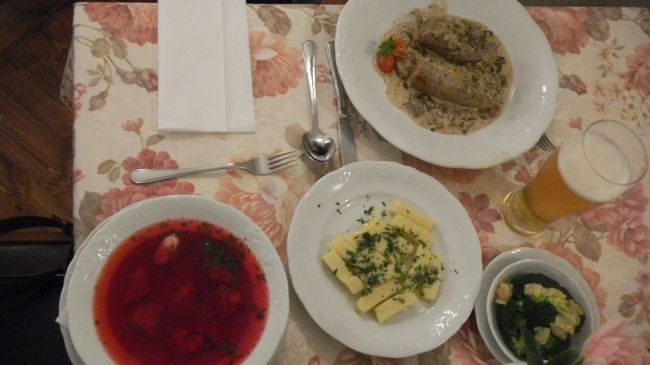 ロールキャベツ　2個入りで大きくて美味しい　35ズロチ　<br />ブログにキノコソースが良いと書かれていたので頼んだ。<br />赤い餃子入りスープ　１４<br />ニョッキ　珍しく四角い。　　10　優しい味<br />ブロッコリーのにんにくソースかけ　　14<br />ビール　500ｍｌ　　　　　　　　　　　9.5<br />　二人で　　　　82・5<br />クレジットで　90、（2,637円）にしてもらった。<br /><br />翌日美味しく安かったので17時過ぎ<br />アウシュビッツの帰りも行って食べた。<br />翌日はサーモンの大きいロースト　35など美味しかった。<br />温野菜　13　ビール2杯　ポテトロースト　9で<br />７６、（2,232円）<br />請求書が食べたメニューなどが活字で<br />きれいに印刷されていて驚いた。<br />初め見た時レストランの広告か何かだと思ってしまった。