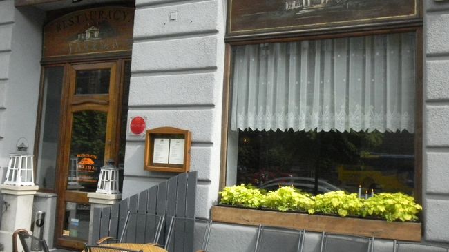 Jarema(ヤレマ）レストランを前から撮影。<br /><br />斜め前に無名の騎士像の銅像が見える。<br />レストランの内装もおしゃれだ。