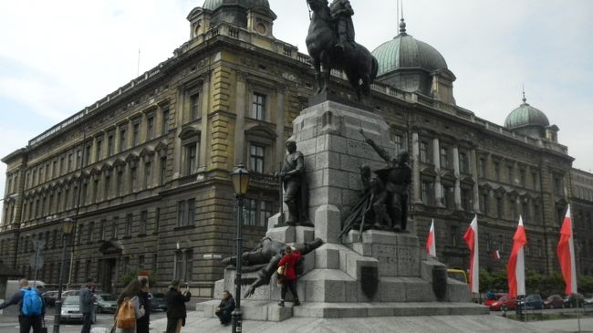 マテイキ広場の無名の騎士像<br />この旗の前あたりがヤレマレストラン。