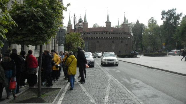 Jarema(ヤレマ）レストランからバルバカンを見る。<br />欧米人のツアーの方たちがいた。<br />近くにLEO　エクスプレスのバス停もあったので<br />ここからもツアーが出ているのかな？